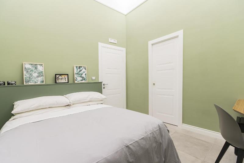 Standard King Room image 3