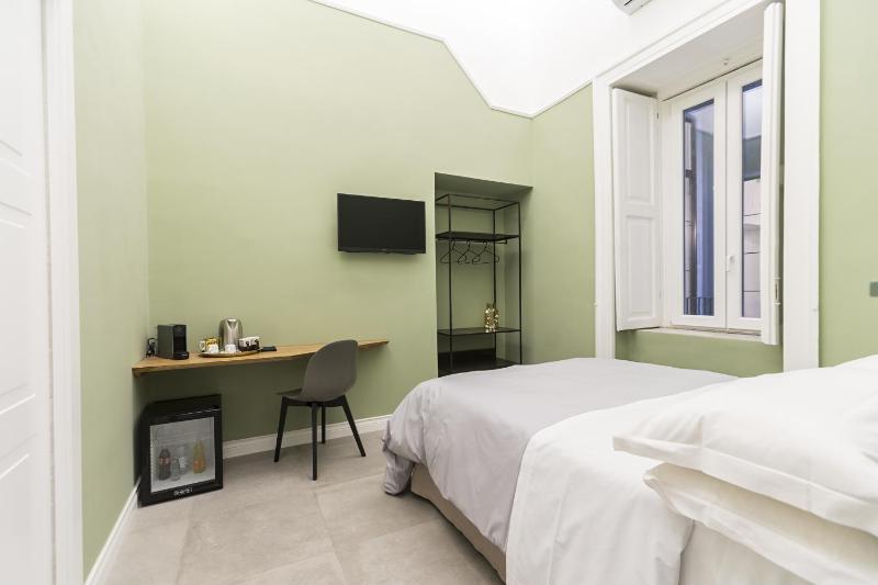 Standard King Room image 2
