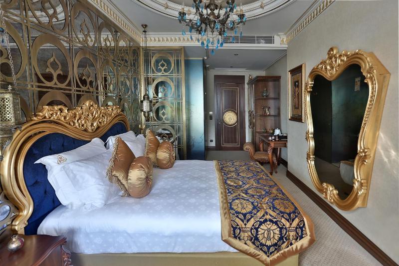 Deluxe Room with City View image 3
