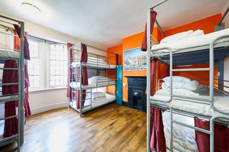 Bed in 12-Bed Mixed Dormitory Room with Shared Bathroom image 3