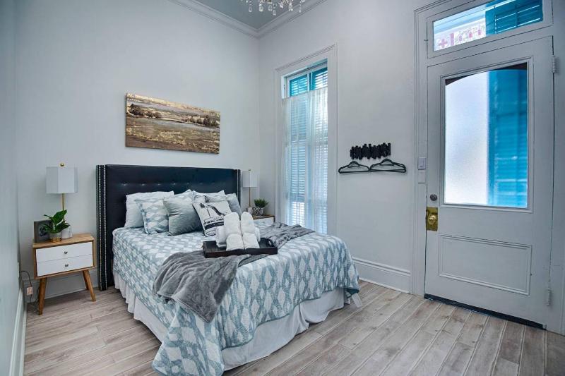 Five BR - Sleeps 10! Steps from French Quarter - image 10