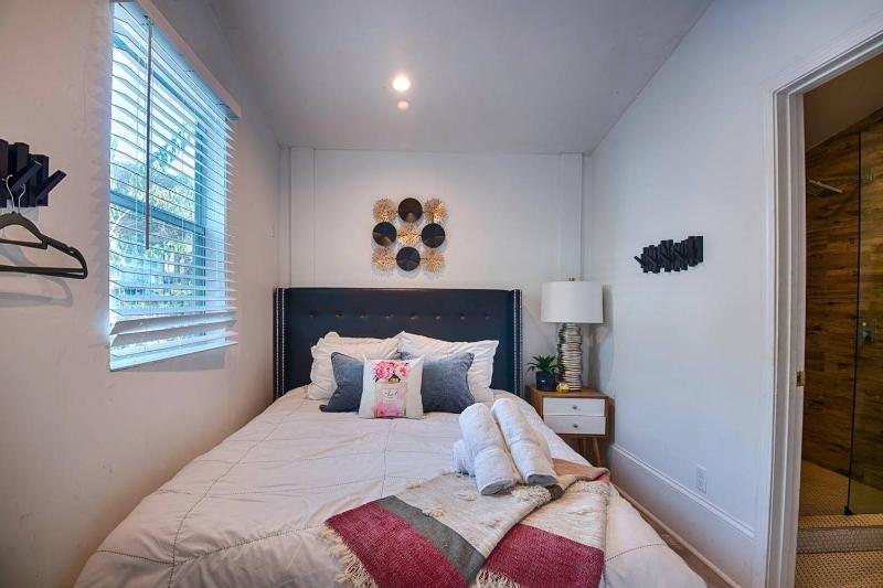 Five BR - Sleeps 10! Steps from French Quarter - image 2