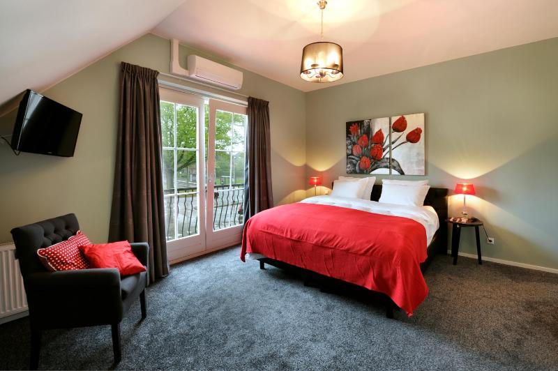 Double Room image 3