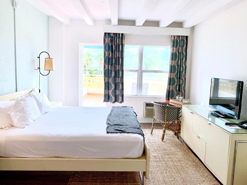 King Room with Balcony Ocean Front image 3
