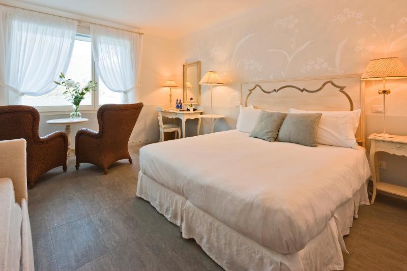 Deluxe Double Room image 1
