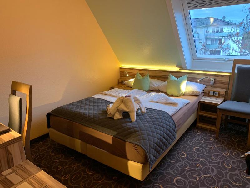 Small Double Room image 2