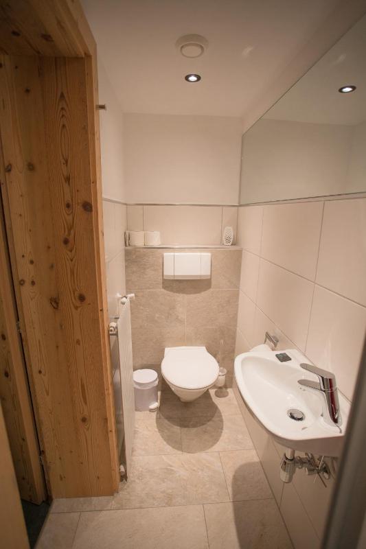 Single Room with Shared Bathroom image 1