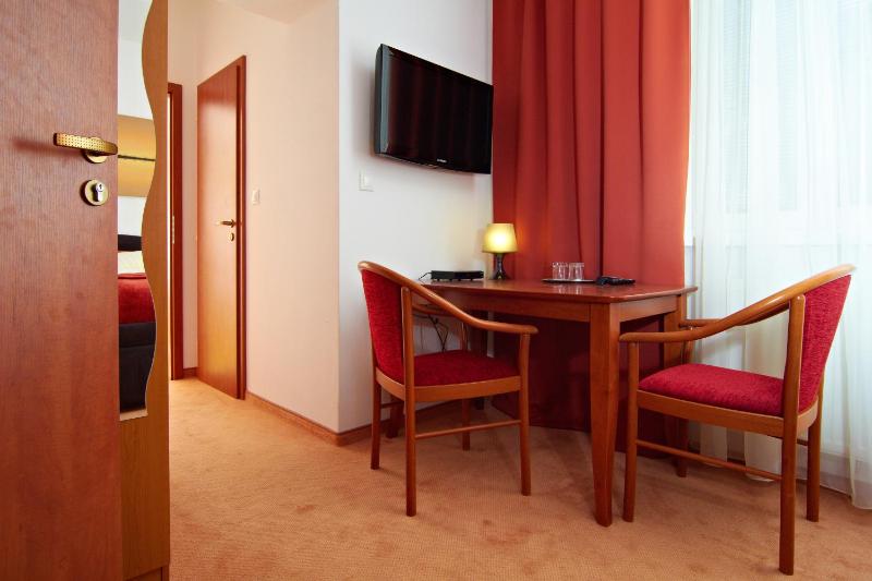 Twin Room image 3