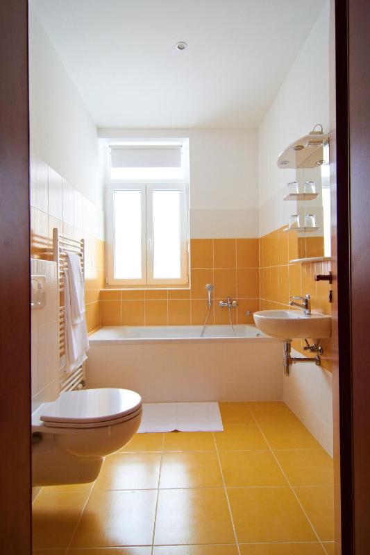 Twin Room image 2