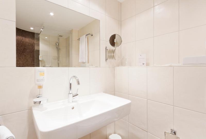 Quiet Double Room Courtyard Side with A/C image 2