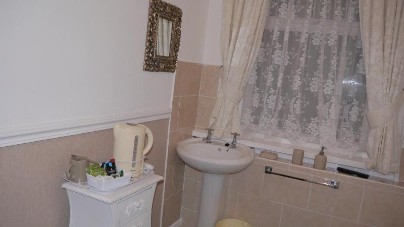 Single Room with Private External Bathroom image 3