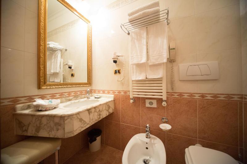 Small Single Room image 2