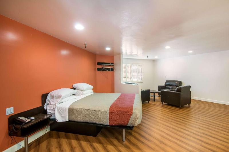 Deluxe Suite - Non-Smoking image 4