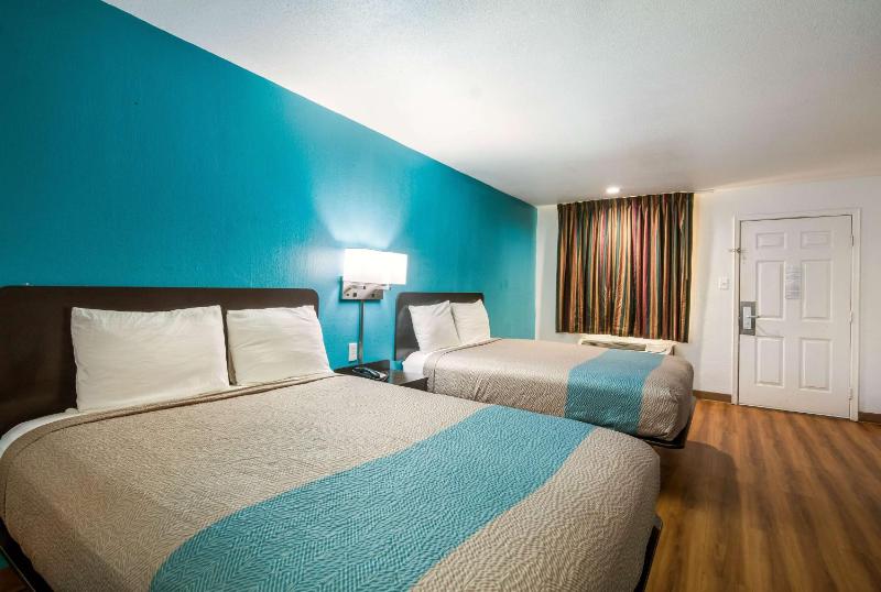 Deluxe Queen Room with Two Queen Beds - Smoking image 4