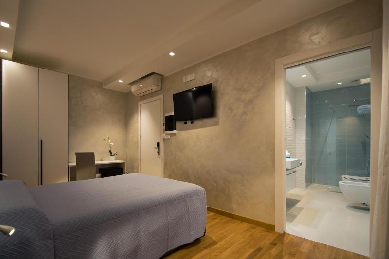 Deluxe Double Room image 3