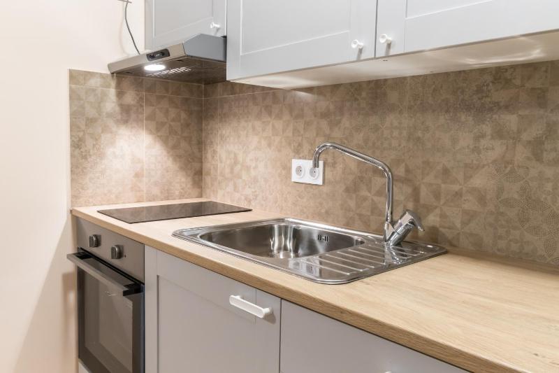 One-Bedroom Apartment in Block 533 image 2