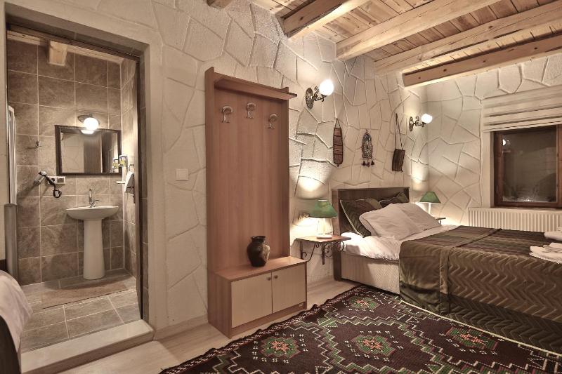 Quadruple Room with Private Bathroom image 3