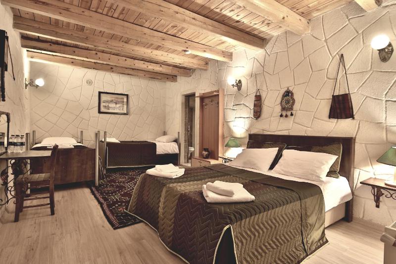 Quadruple Room with Private Bathroom image 2