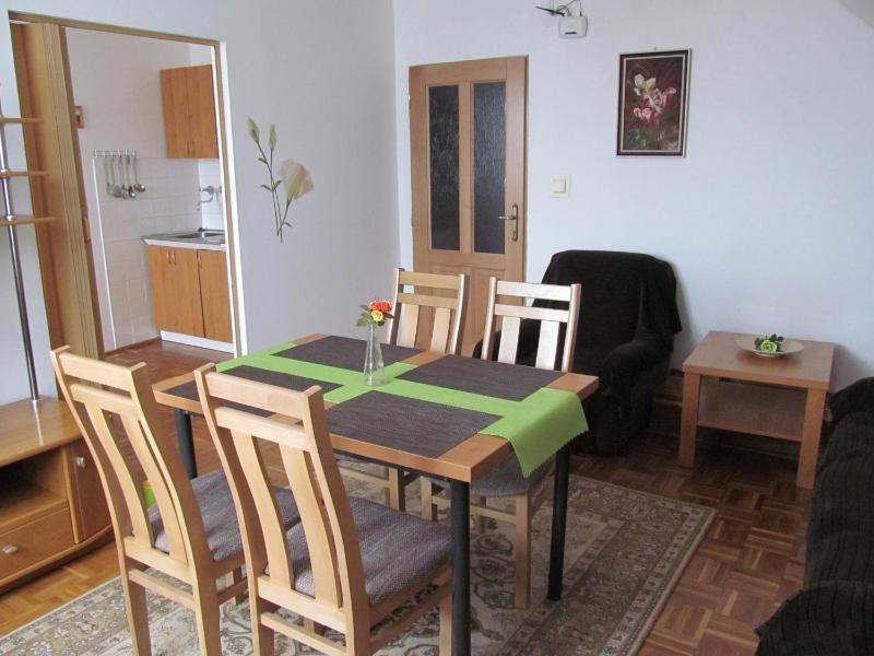 Three-Bedroom Apartment with 2 Bathrooms image 4