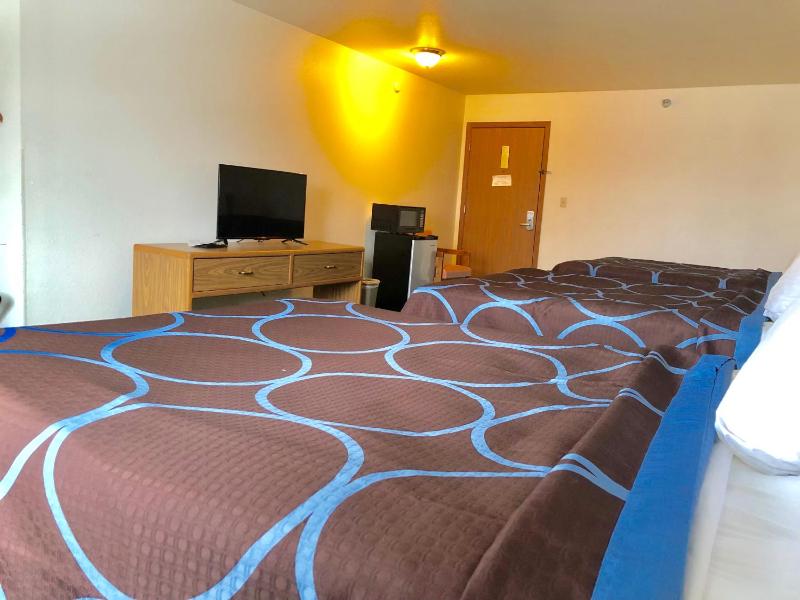 Superior Queen Room with Three Queen Beds - Non-Smoking image 4
