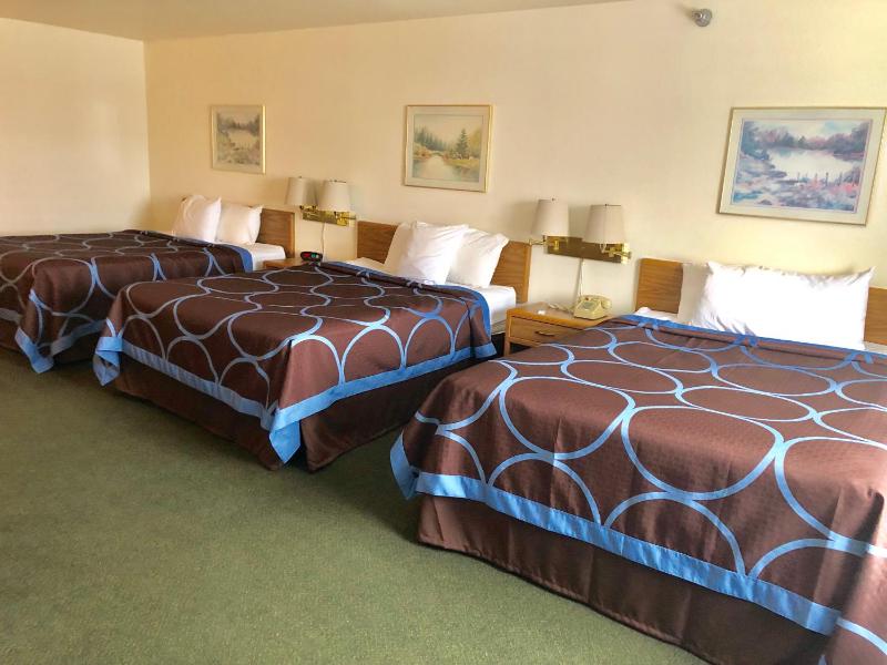 Superior Queen Room with Three Queen Beds - Non-Smoking image 1