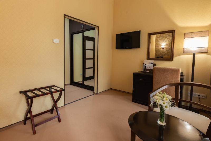 Superior Twin Room with Garden View image 2