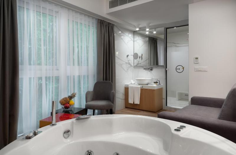 Junior Suite with Hammam & Jacuzzi image 4