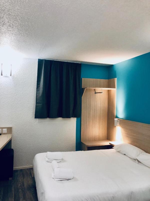 Standard Double Room image 2