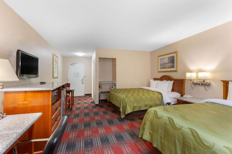 Accessible Room, 2 Queen Beds, Roll-In Shower, Non Smoking image 3