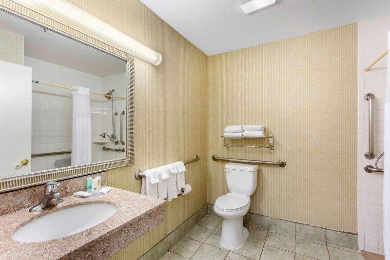 Accessible Room, 2 Queen Beds, Roll-In Shower, Non Smoking image 2
