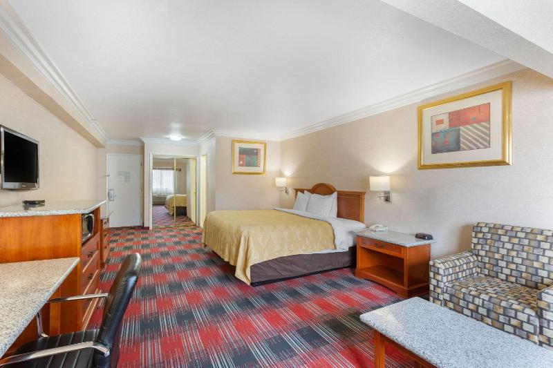 Standard Room, 1 King Bed, Non Smoking image 3