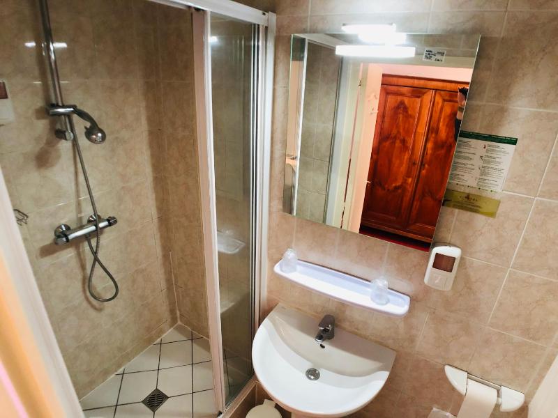 Standard Twin Room image 4