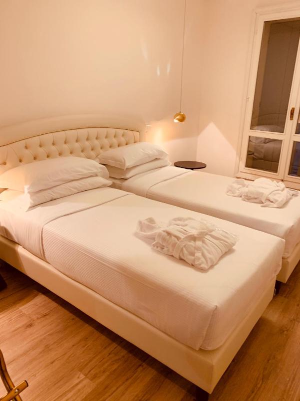 Double Room with Balcony and Spa Access image 2