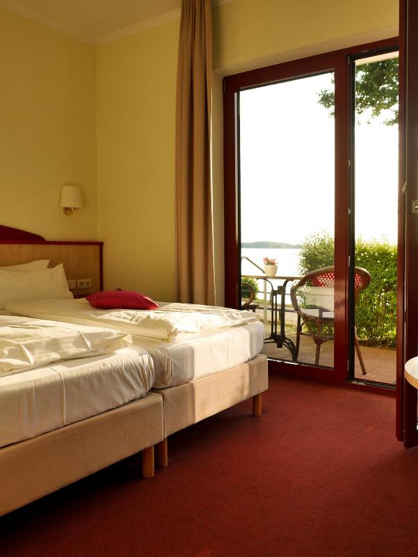 Double Room with Lake View image 3