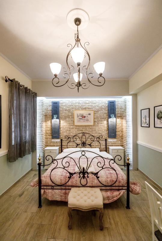 Deluxe Double Room with City View - Building B image 1