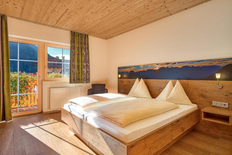 Deluxe Double or Twin Room image 1