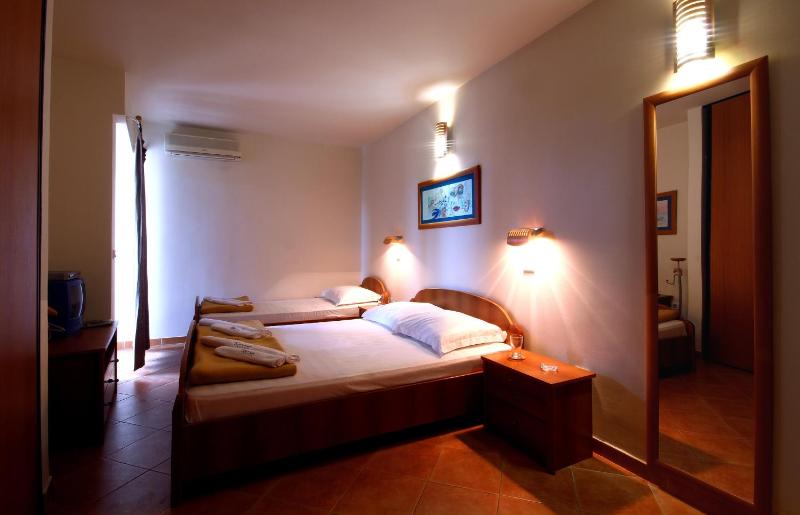 Triple Room with Balcony image 4