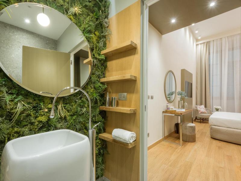 Deluxe King Room image 4