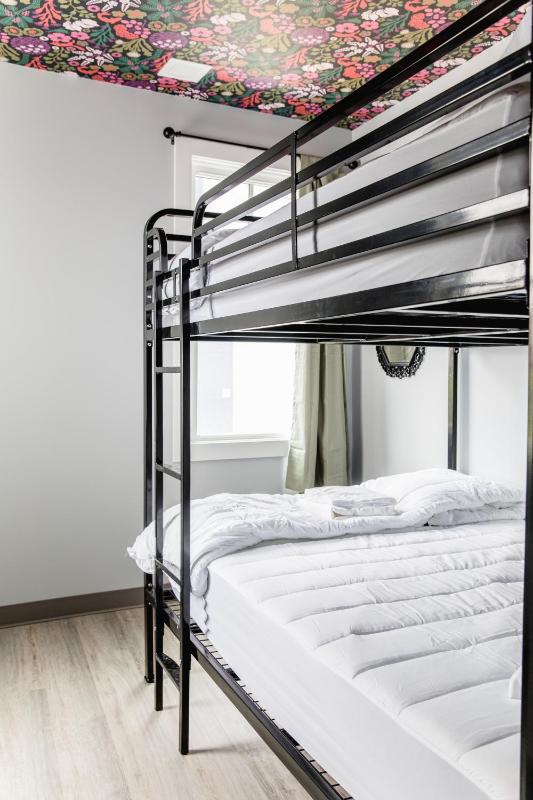 Quadruple Room with Shared Bathroom image 4