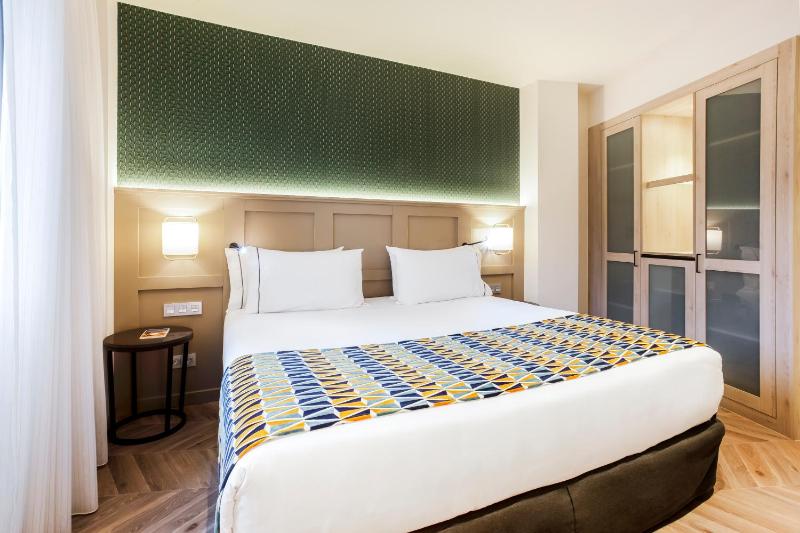 Double or Twin Room image 4