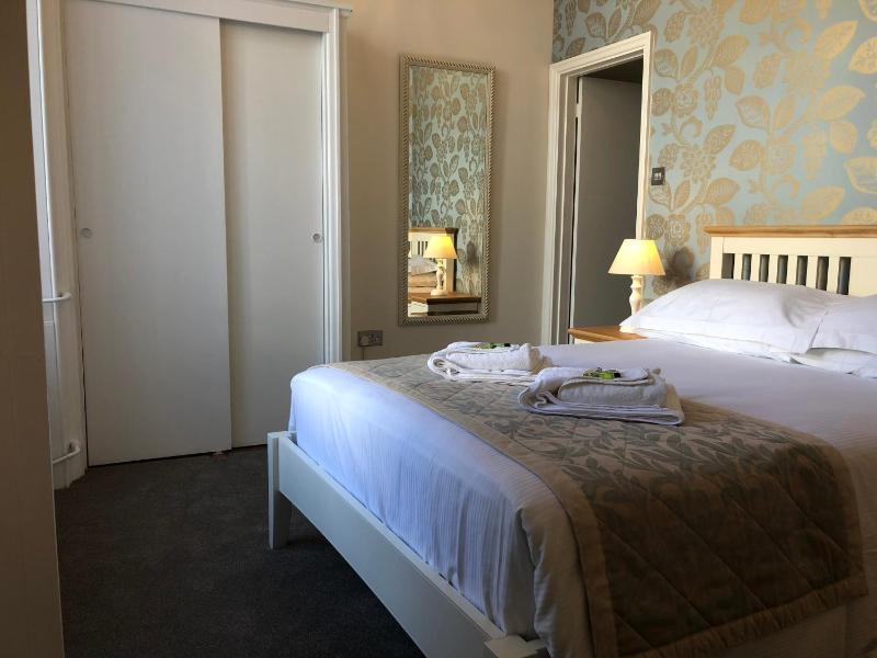 Double Room image 3
