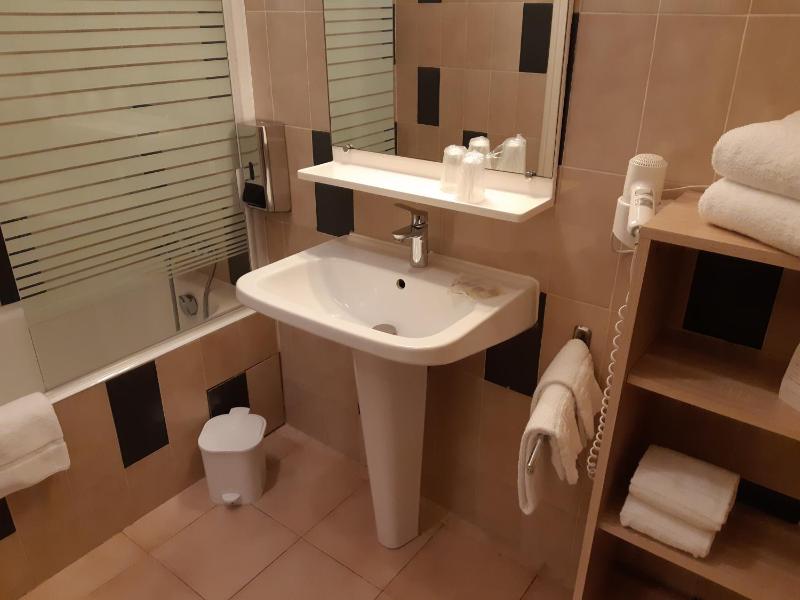 Triple Room with Garden View image 3