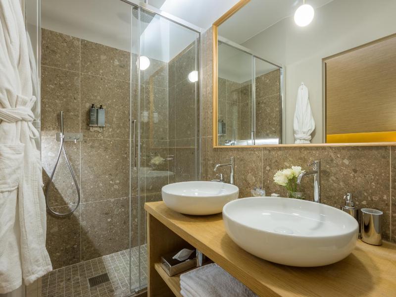 Deluxe Double Room with Bath image 3