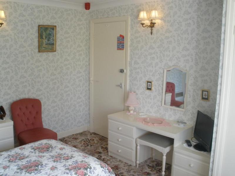 Twin Room image 2