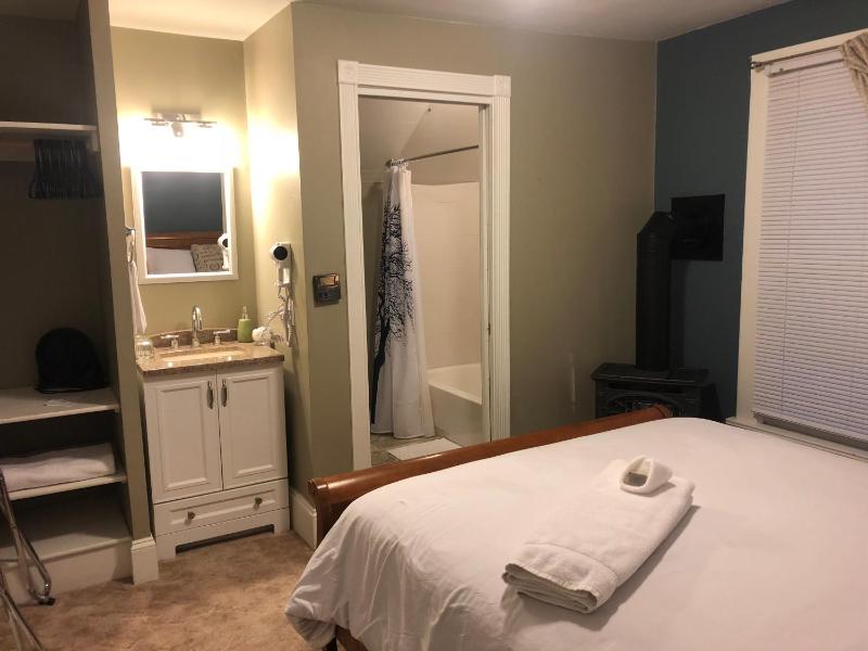 Deluxe Double Room with Bath image 3