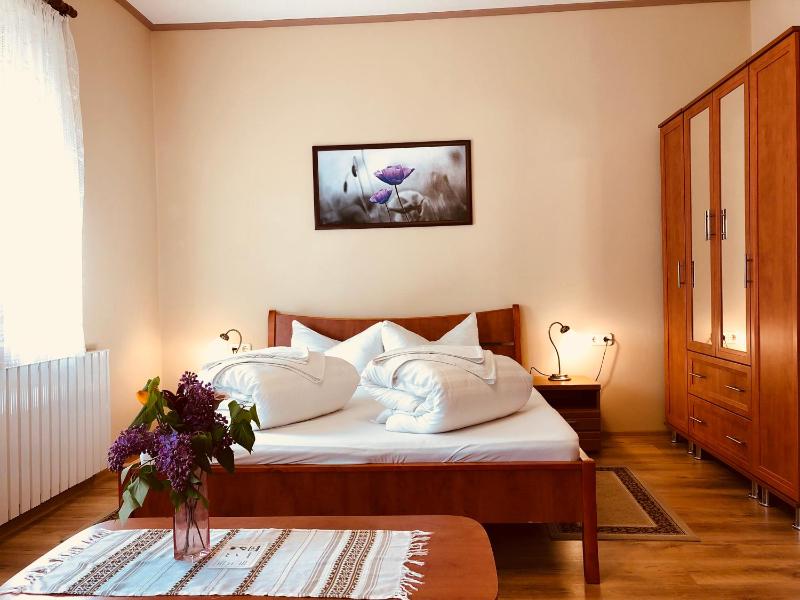 Large Double Room image 4