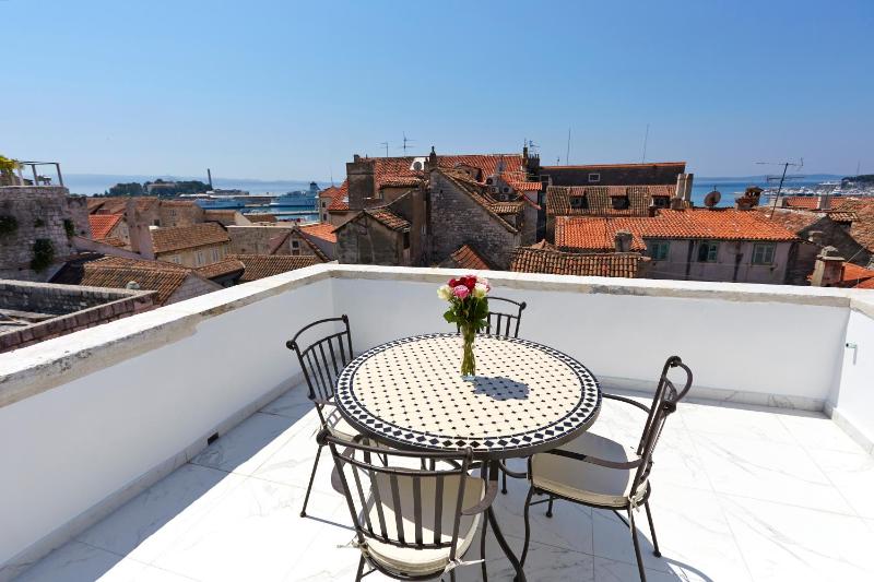 Deluxe Family Room with Balcony and Sea View image 4