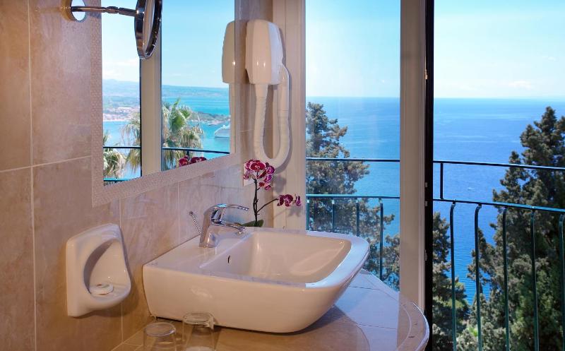 Double or Twin Room with Sea View image 4