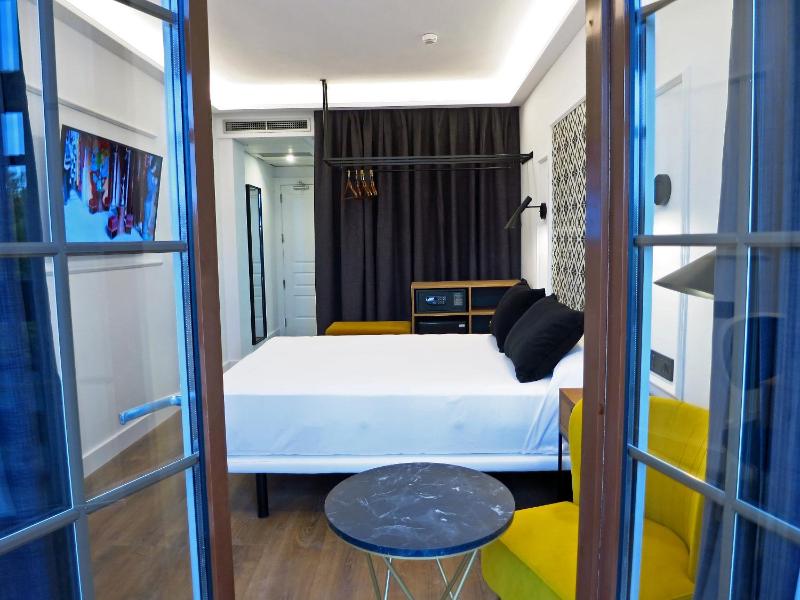 Superior Double or Twin Room with City View image 4