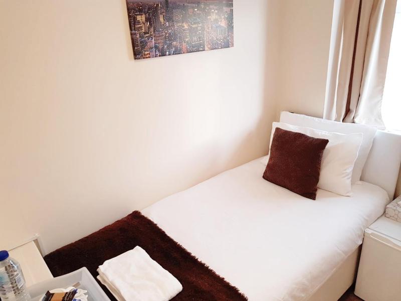 Budget Single Room image 3